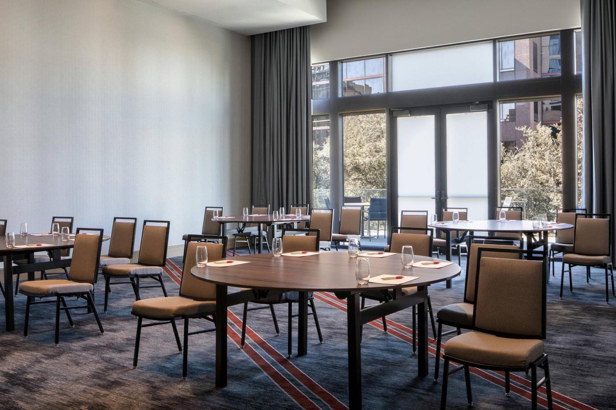 Marriott Dallas Uptown Exterior photo